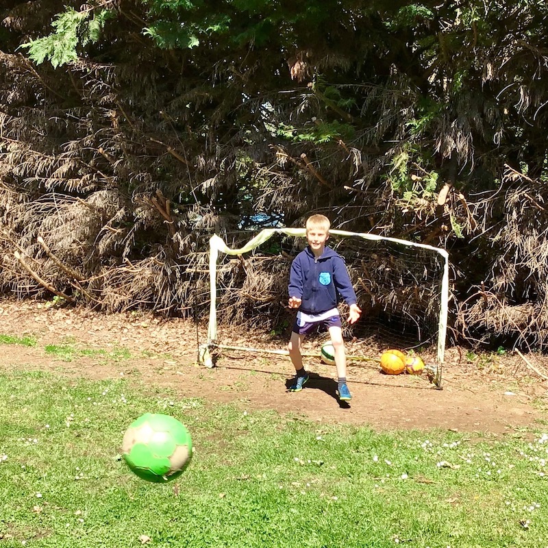 un enfant qui joue au foot