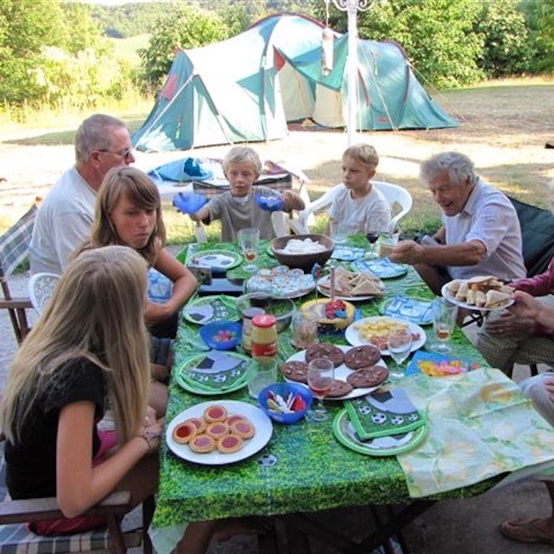une famille anglaise qui mange sur un terrian de camping