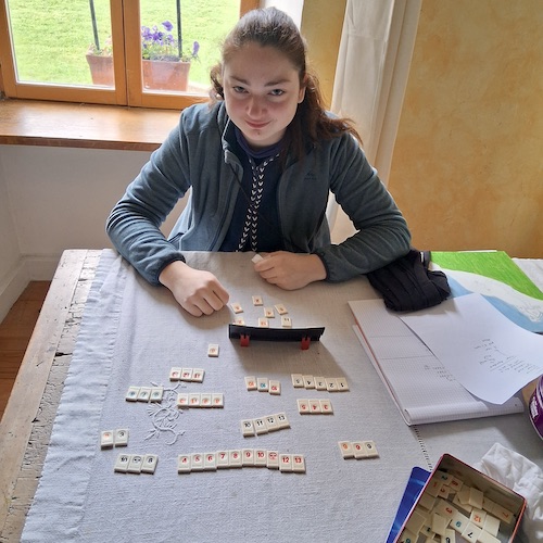 ado qui joue au scrabble chez une famille anglaise