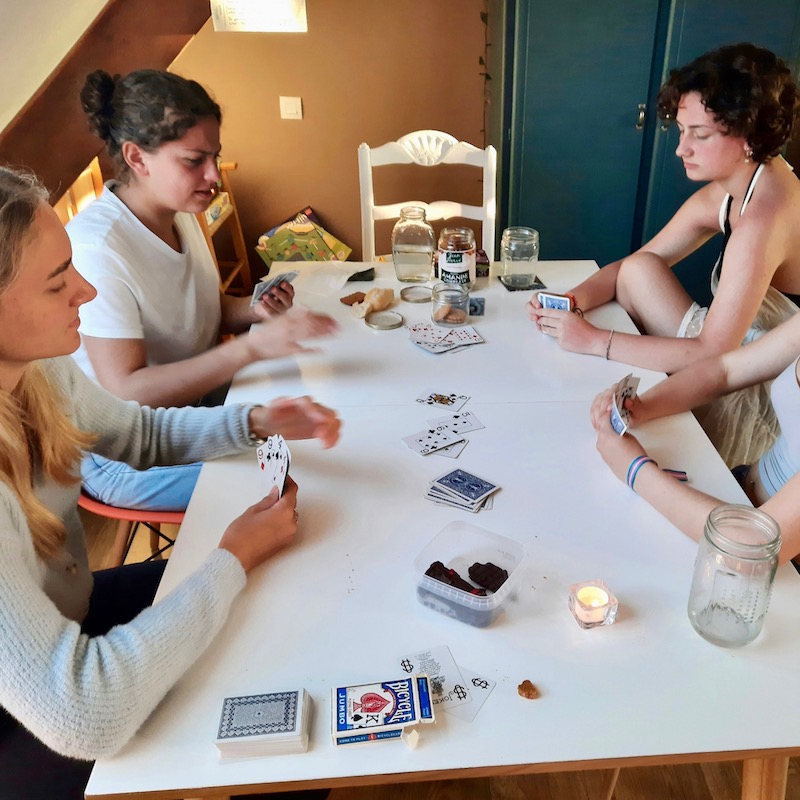 une famille anglaise qui joue aux cartes avec le stagiaire