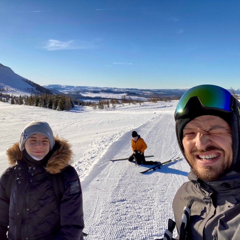 une famille anglaise qui fait du ski