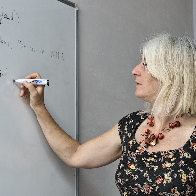 professeur de prépa donnant un cours particulier